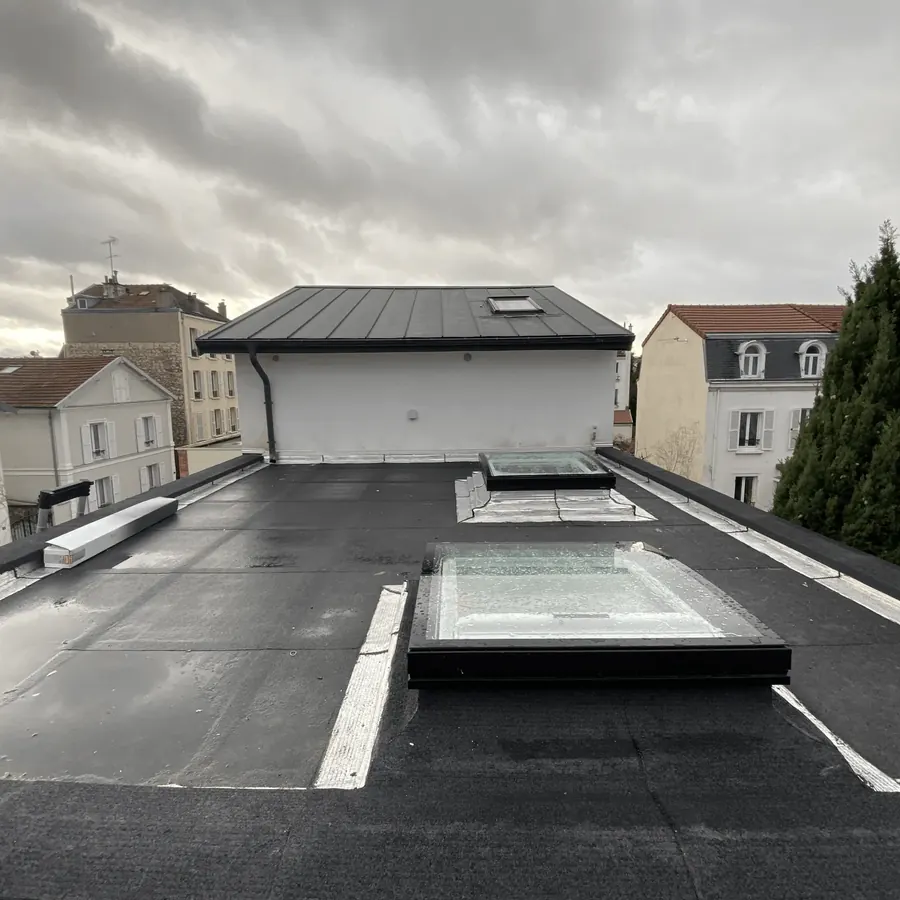 Trois fenêtres de toit VELUX posées sur une toiture-terrasse à Asnières-sur-Seine
