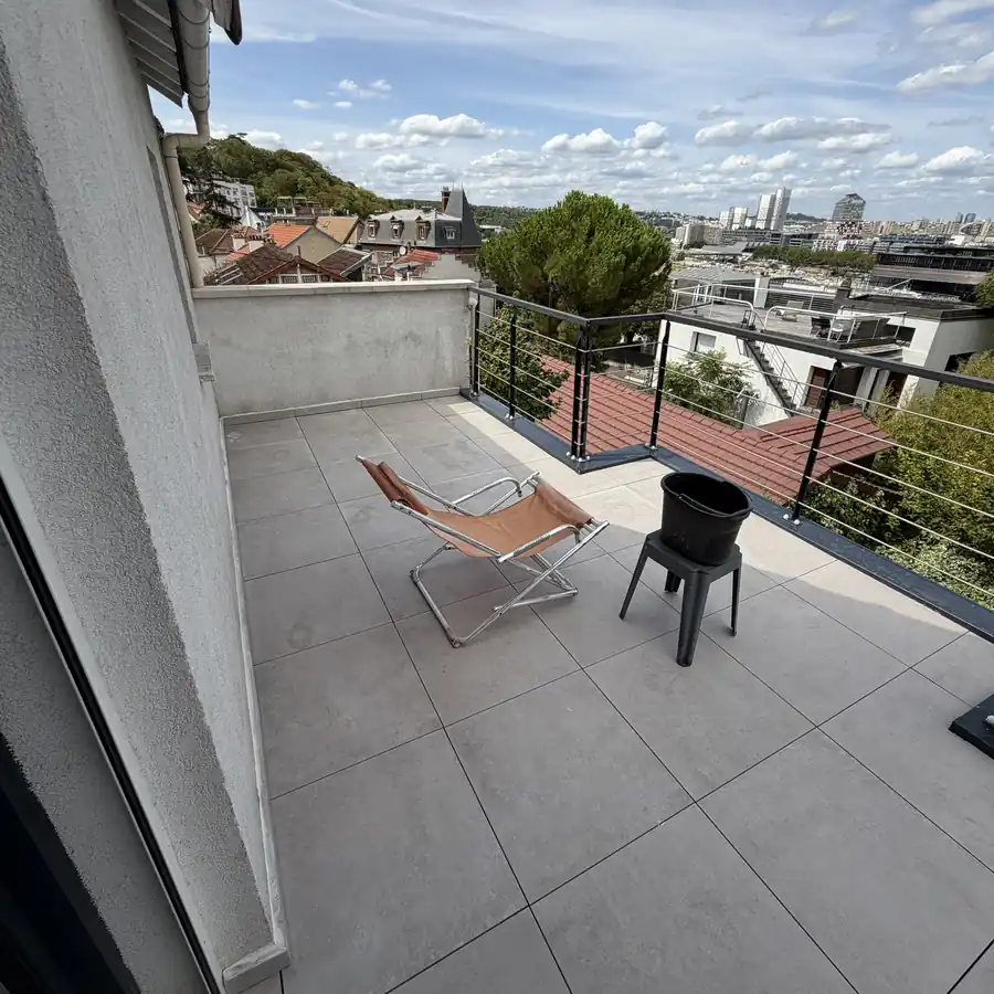 Terrasse en dalles sur plots avec vue dégagée à Meudon