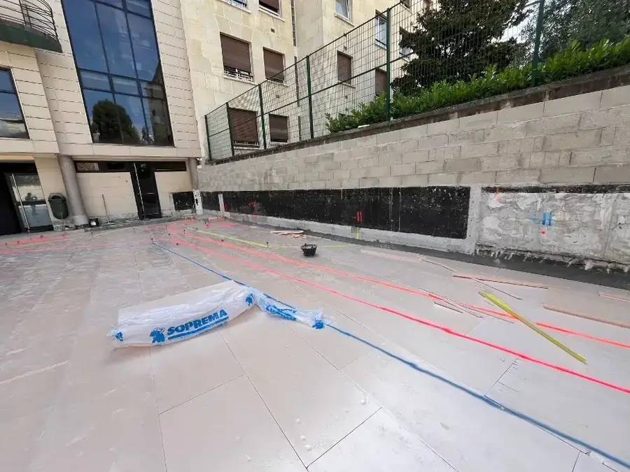 Isolation posée et pentes tracées sur les toits terrasses d'un établissement scolaire à Neuilly-sur-Seine