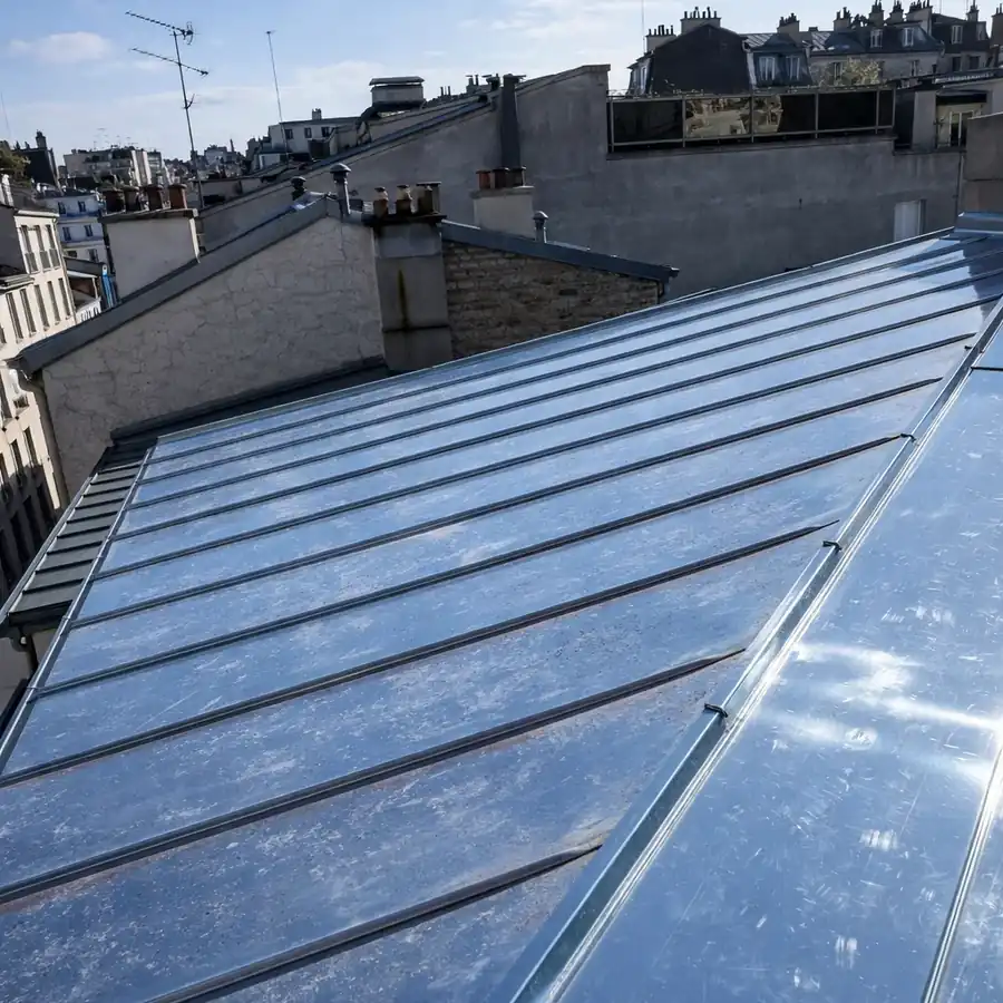 Couverture zinc à joint debout et terrasses bois d'un bâtiment neuf à Paris 14e