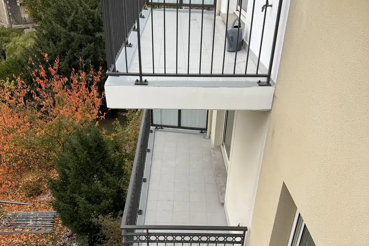 Balcons en enfilade d'une copropriété parisienne après réfection de l'étanchéité en résine