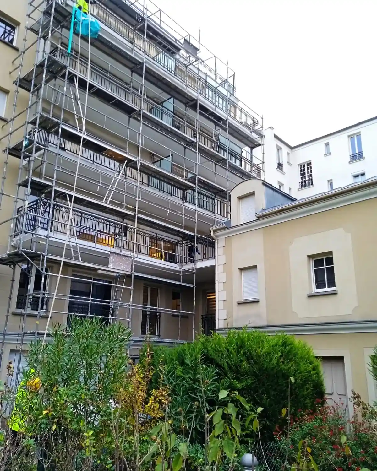 Échafaudage monté sur les balcons d'une copropriété à Paris 3e pour la reprise d'étanchéité
