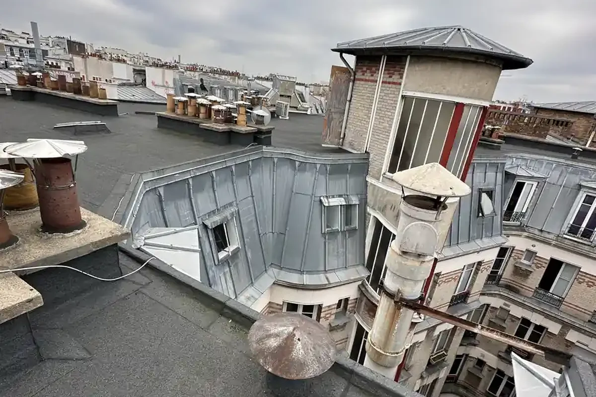 Toit terrasse parisien, souches de chemin&eacute;e et couverture zinc, vue sur une cour d'immeuble