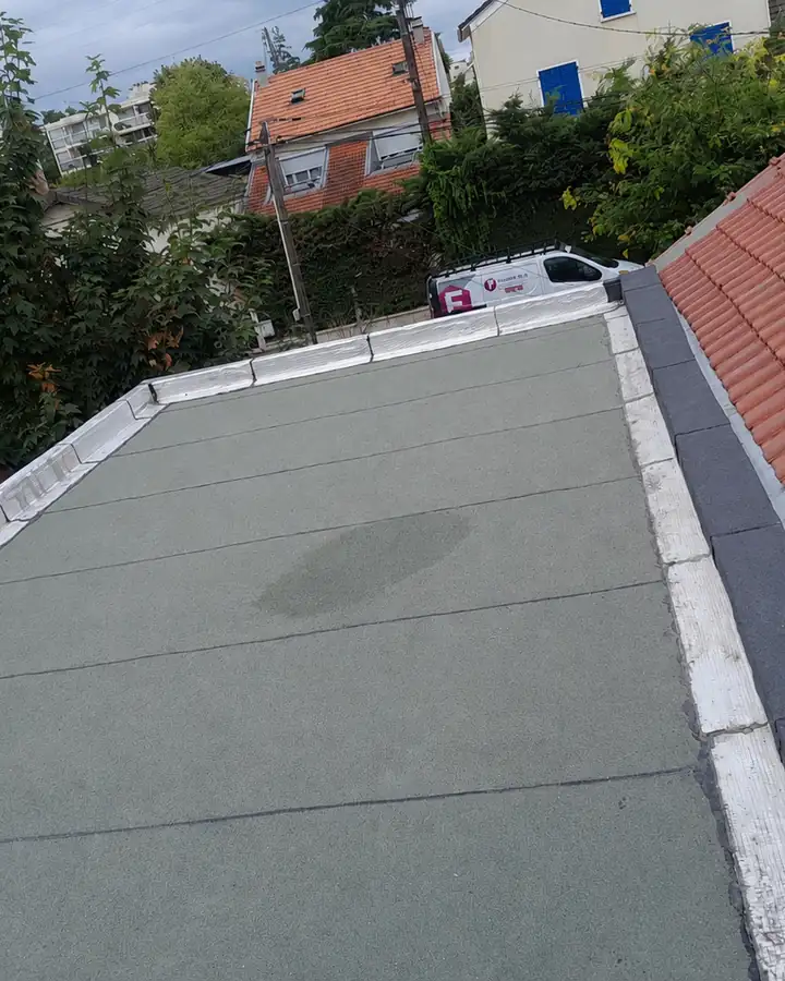 Toit terrasse de pavillon refait en membrane autoprotégée, relevés zinc et toiture en tuiles attenante