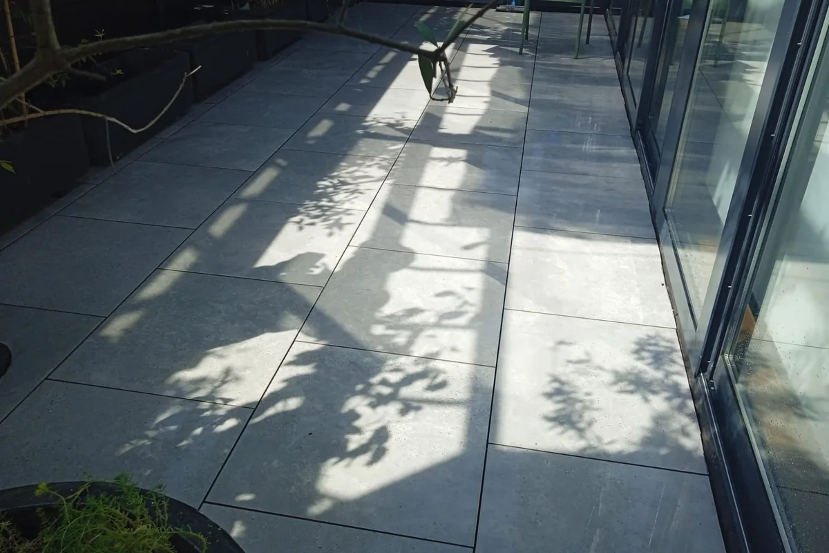 Terrasse en dalles sur plots devant de grandes baies vitrées à Saint-Cloud