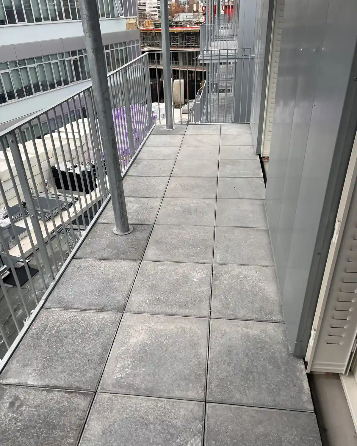 Terrasse d'appartement en dalles sur plots après reprise d'étanchéité