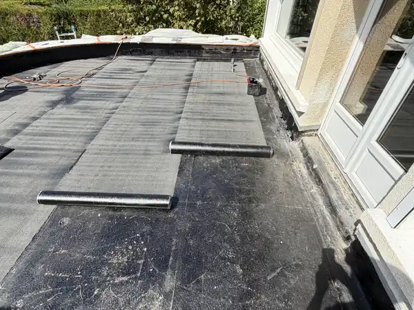 Terrasse à Ermont pendant la rénovation de l'étanchéité, avant la remise en place de la protection