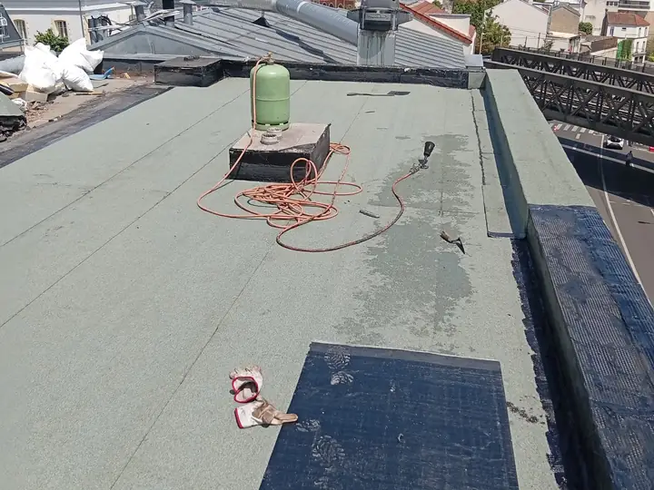 Toit terrasse d'un hôtel à Suresnes pendant la rénovation de l'étanchéité, vue sur les toits