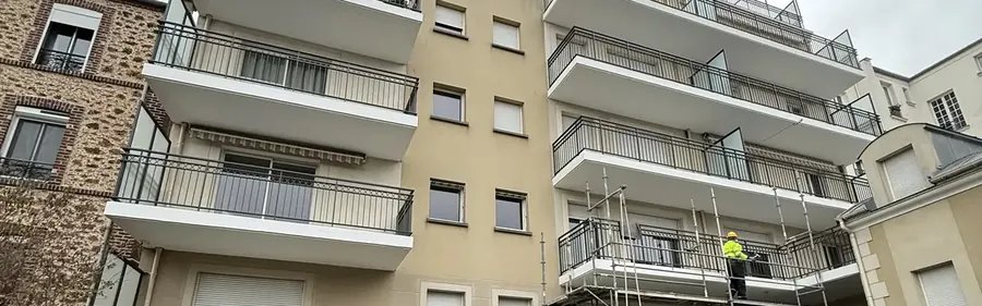 Toiture d'une copropriété parisienne pendant les travaux d'étanchéité, souche de cheminée et toits en arrière-plan