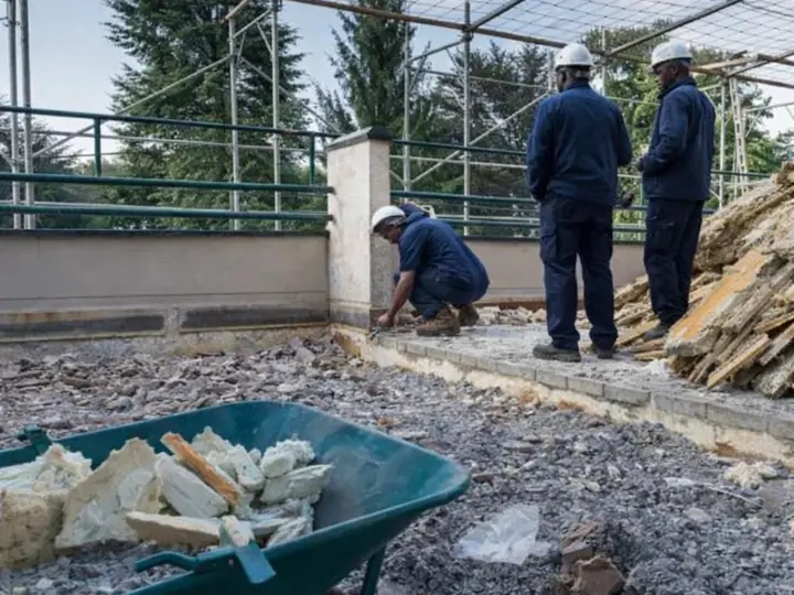 Étancheurs de France Pro Étanchéité en cours de dépose sur la terrasse d'une copropriété, immeuble occupé