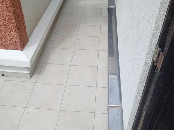 Balcon sous carrelage refait dans un immeuble à Paris 16e
