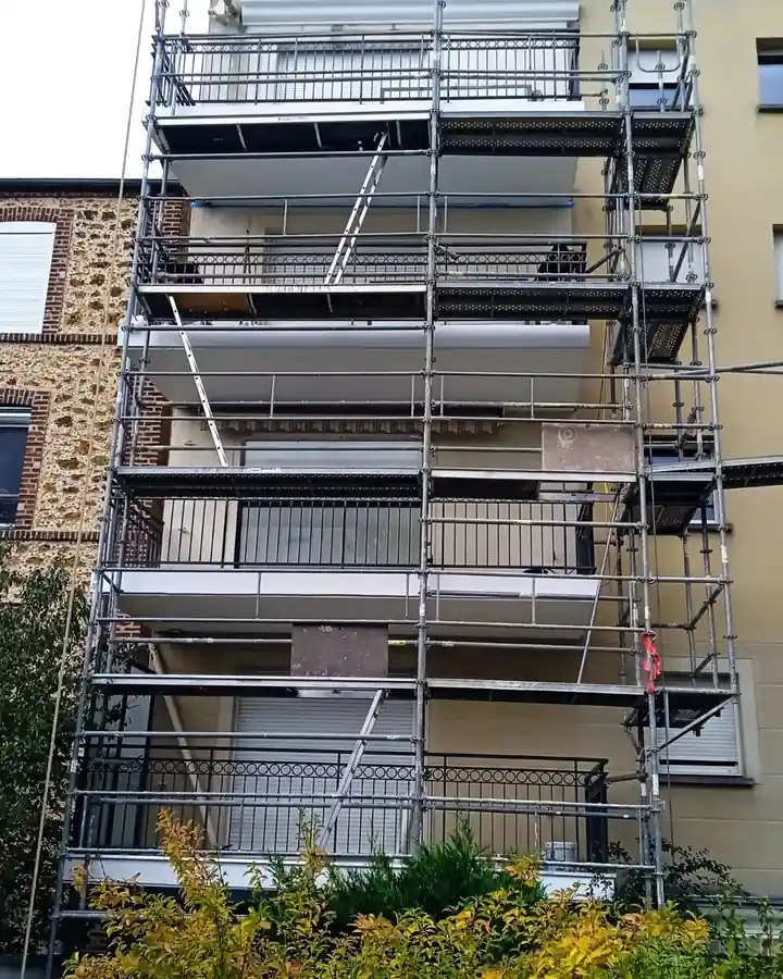 Échafaudage sur la façade d'une copropriété à Paris 3e pendant les travaux d'étanchéité des balcons