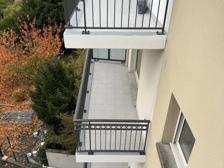 Balcons d'une copropriété à Paris 3e après travaux, garde-corps repeints
