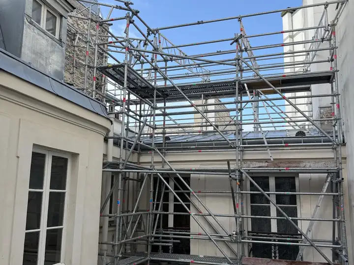 Réfection de l'étanchéité d'une toiture-terrasse en copropriété occupée, échafaudage et protections en place