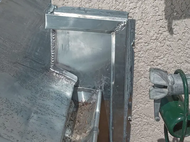 Zinguerie façonnée sur mesure et posée sur une couverture zinc à joint debout à Colombes