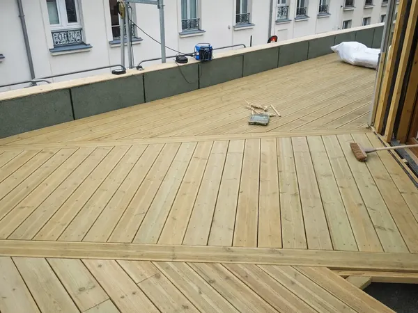 Terrasses en lames de bois sur plots sur un bâtiment neuf à Paris 14e