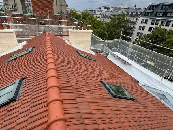 Toiture tuile neuve avec quatre fenêtres de toit à Paris 6e
