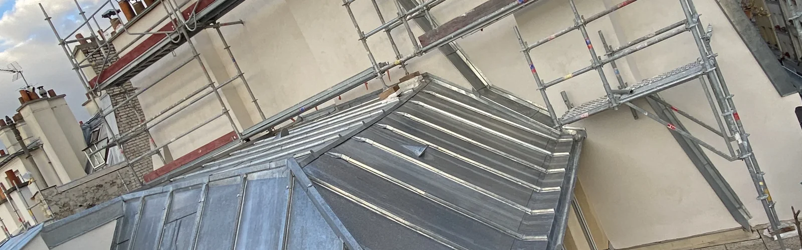 Couverture zinc et noues d'un immeuble parisien reprises depuis un &eacute;chafaudage
