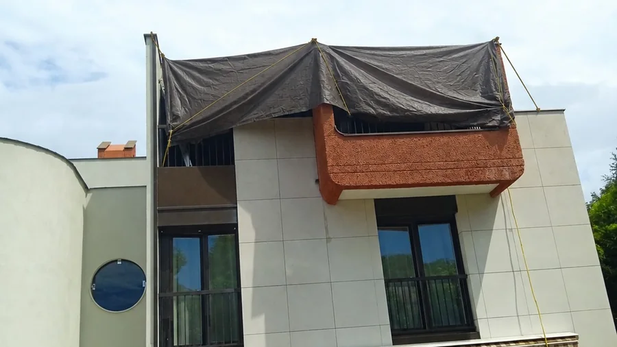 Balcon d'une maison bâché après une infiltration, en attendant la réparation de l'étanchéité, Paris 16e