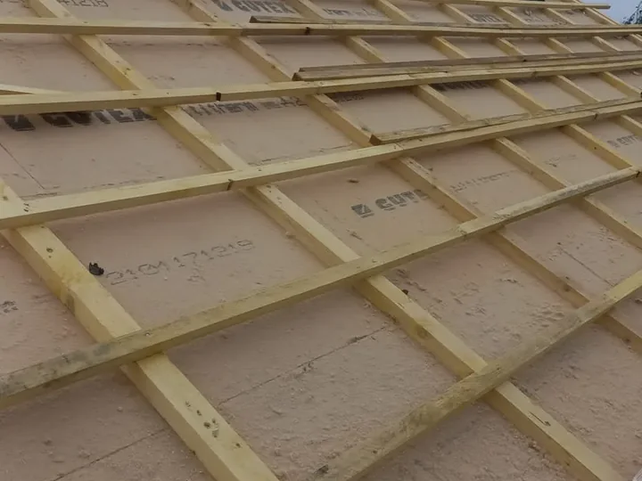 Panneaux d'isolation posés par l'extérieur sur une toiture en pente, avant la couverture