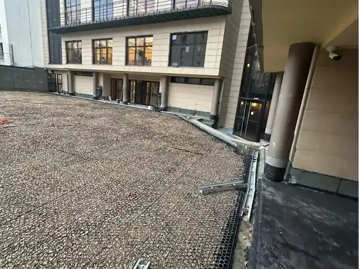 Toit terrasse isolé, étanché puis protégé par gravillons sur un établissement de Neuilly-sur-Seine