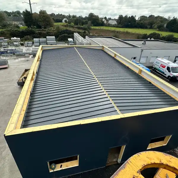 Toit terrasse d'un bâtiment tertiaire à Épinay-sur-Seine, bac acier et membrane d'étanchéité