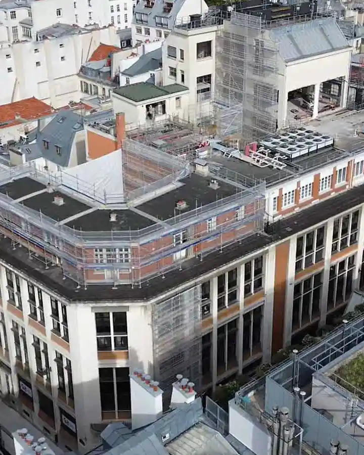 Immeuble tertiaire parisien en restructuration, toitures terrasses et échafaudages vus du ciel