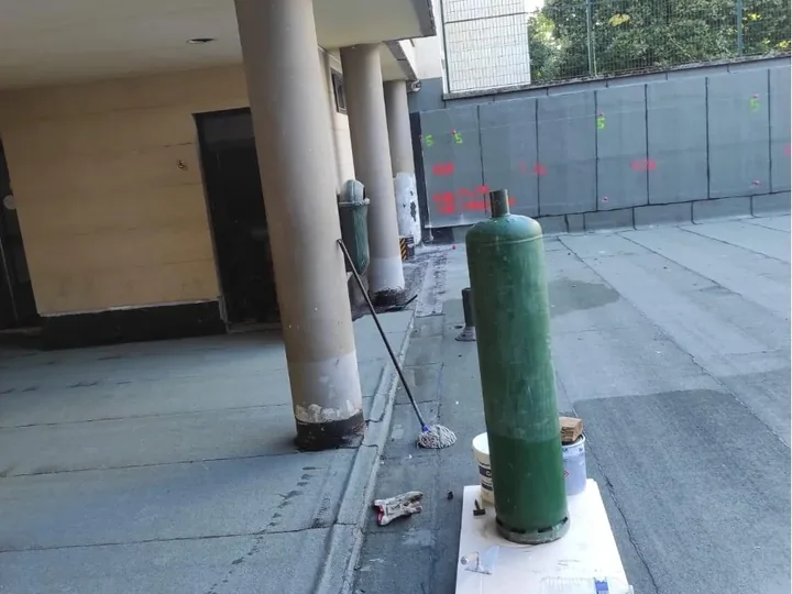 Traçage des pentes et fixation de l'isolation sur le toit terrasse d'une école à Neuilly-sur-Seine