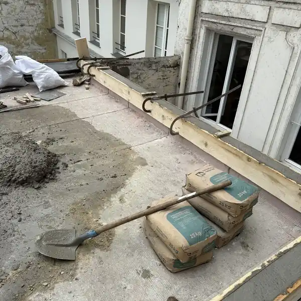 Coffrage de rehausse d'acrotère sur une toiture haussmannienne à Paris 8e