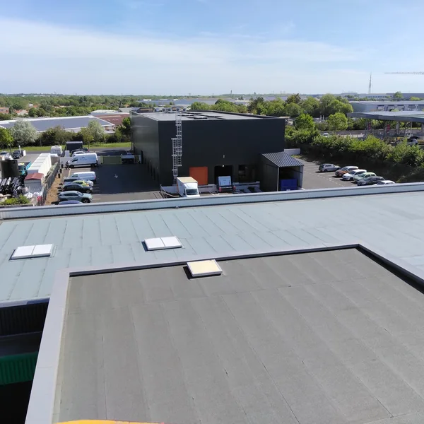 Toiture d'un bâtiment industriel en activité à Sartrouville, membrane d'étanchéité posée