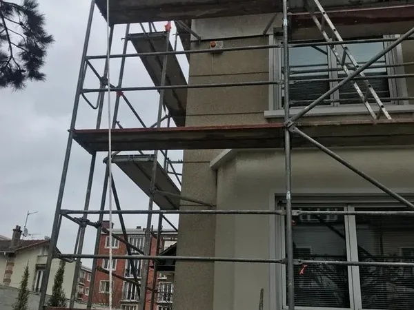 Couverture tuile, lucarnes et VELUX à La Garenne-Colombes, photo 3 sur 12 : echafaudage facade compagnon casque