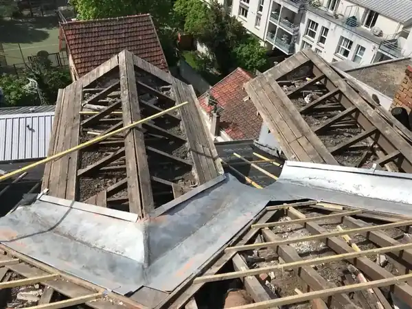 Couverture tuile, lucarnes et VELUX à La Garenne-Colombes, photo 6 sur 12 : charpente nue lucarnes noues zinc