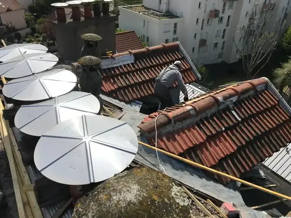 Couverture tuile, lucarnes et VELUX à La Garenne-Colombes, photo 7 sur 12 : compagnon pose faitiere tuile souches cheminee
