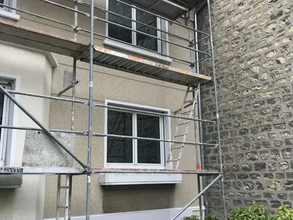 Couverture tuile, lucarnes et VELUX à La Garenne-Colombes, photo 9 sur 12 : echafaudage facade arriere meuliere