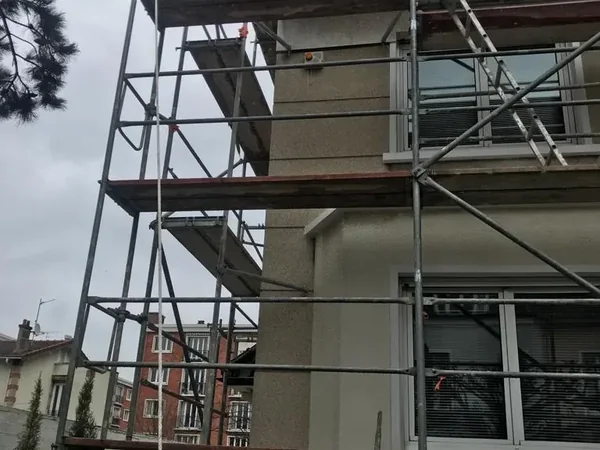 Couverture tuile, lucarnes et VELUX à La Garenne-Colombes, photo 10 sur 12 : echafaudage facade compagnon casque