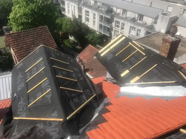 Couverture tuile, lucarnes et VELUX à La Garenne-Colombes, photo 11 sur 12 : ecran hpv lucarnes tuiles neuves en cours