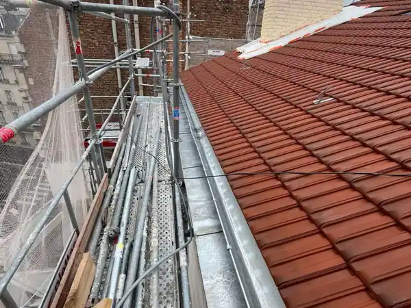 Rénovation de couverture tuile et VELUX à Paris 6e, photo 1 sur 8 : cheneau zinc echafaudage tuile souche cheminee