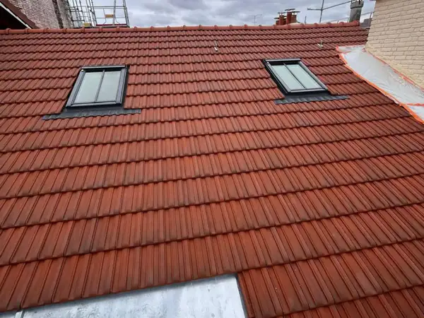 Rénovation de couverture tuile et VELUX à Paris 6e, photo 3 sur 8 : couverture tuile terre cuite velux face
