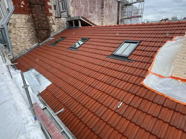 Rénovation de couverture tuile et VELUX à Paris 6e, photo 4 sur 8 : couverture tuile velux vue laterale echafaudage