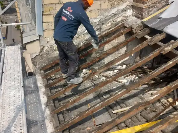 Rénovation de couverture tuile et VELUX à Paris 6e, photo 5 sur 8 : depose couverture compagnon fpe liteaux