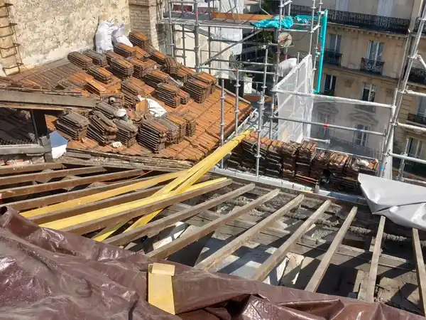 Rénovation de couverture tuile et VELUX à Paris 6e, photo 6 sur 8 : liteaux neufs tuiles stockees chantier