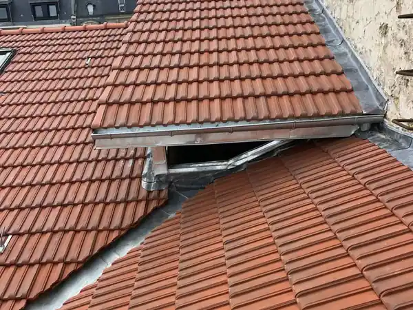 Rénovation de couverture tuile et VELUX à Paris 6e, photo 7 sur 8 : noue zinc jonction pans tuile descente ep