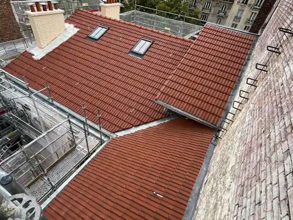 Rénovation de couverture tuile et VELUX à Paris 6e, photo 8 sur 8 : vue ensemble toiture tuile neuve velux ancienne