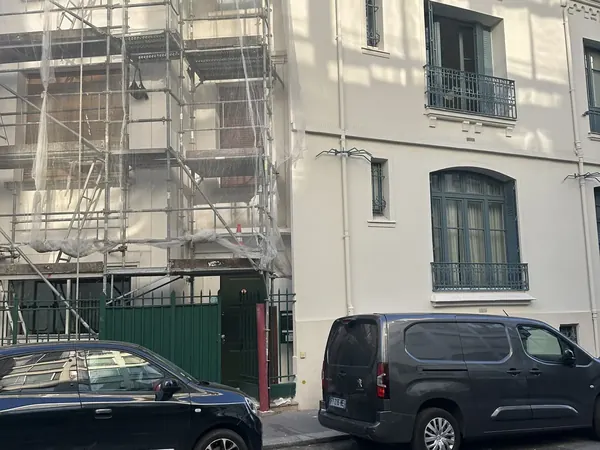 Couverture ardoise, VELUX et chéneau à Paris 16e, photo 1 sur 9 : chantier couverture immeuble echafaudage rue