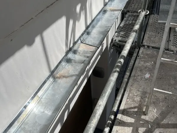 Couverture ardoise, VELUX et chéneau à Paris 16e, photo 3 sur 9 : entablement zinc facade vue longitudinale