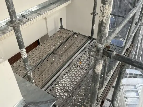 Couverture ardoise, VELUX et chéneau à Paris 16e, photo 4 sur 9 : entablement zinc vue echafaudage chantier