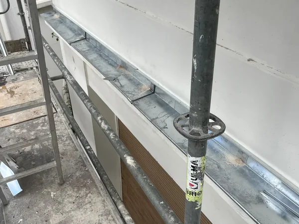 Couverture ardoise, VELUX et chéneau à Paris 16e, photo 5 sur 9 : pose entablement zinc facade chantier
