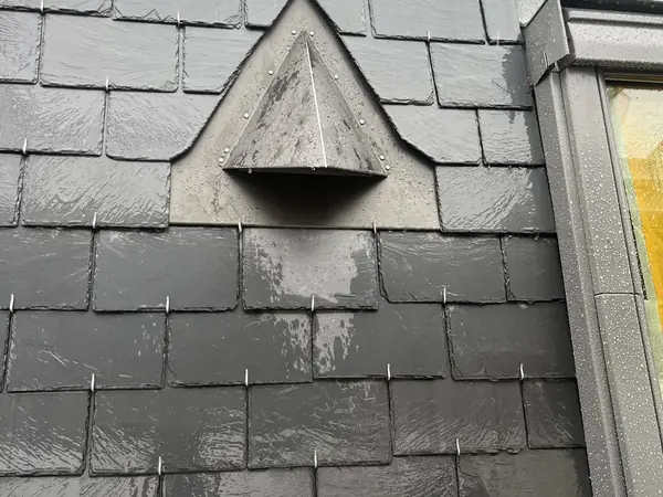 Couverture ardoise, VELUX et chéneau à Paris 16e, photo 6 sur 9 : sortie ventilation zinc couverture ardoise