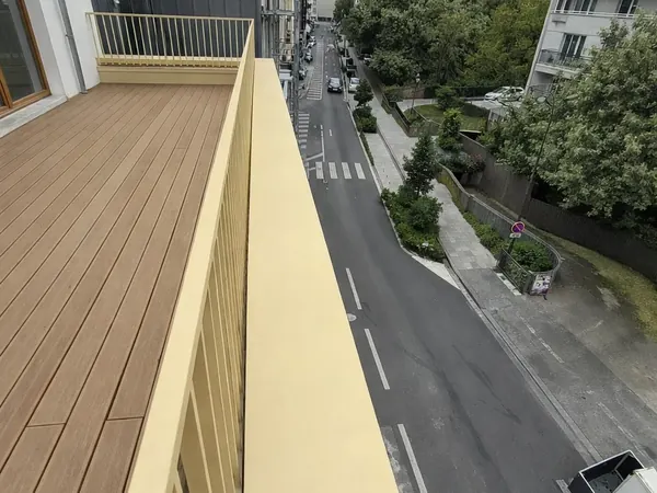 Couverture zinc et terrasses bois à Paris 14e, photo 3 sur 6 : terrasse bois garde corps acrotere vue rue