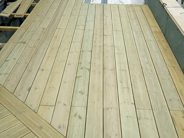 Couverture zinc et terrasses bois à Paris 14e, photo 5 sur 6 : terrasse bois sur plots pose lames en cours